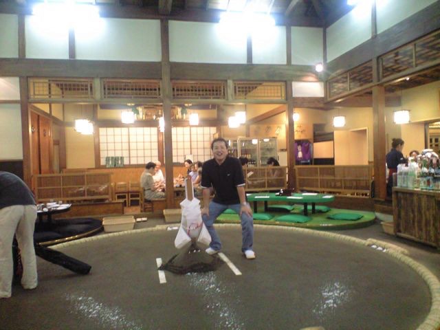 割烹吉葉で土俵入りの真似をするわたし