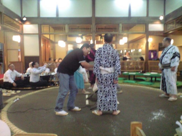 割烹吉葉土俵上の力士におひねり