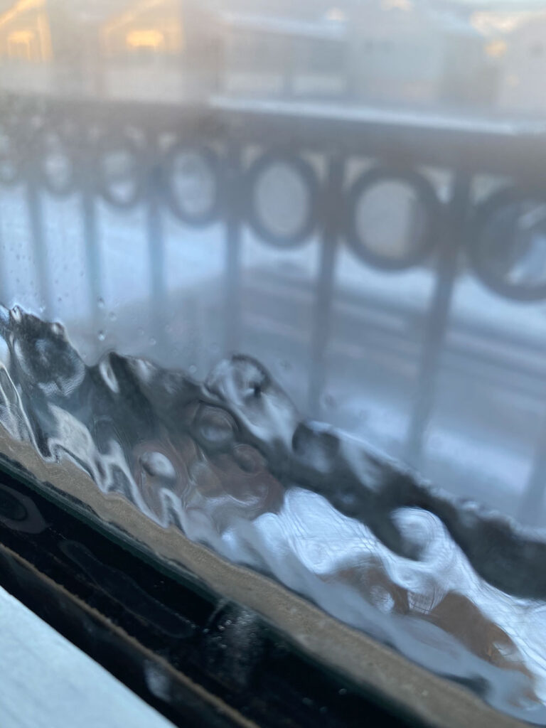 初めて見る寝室の窓の凍結